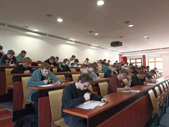 Studenti při soutěži v Aule školy